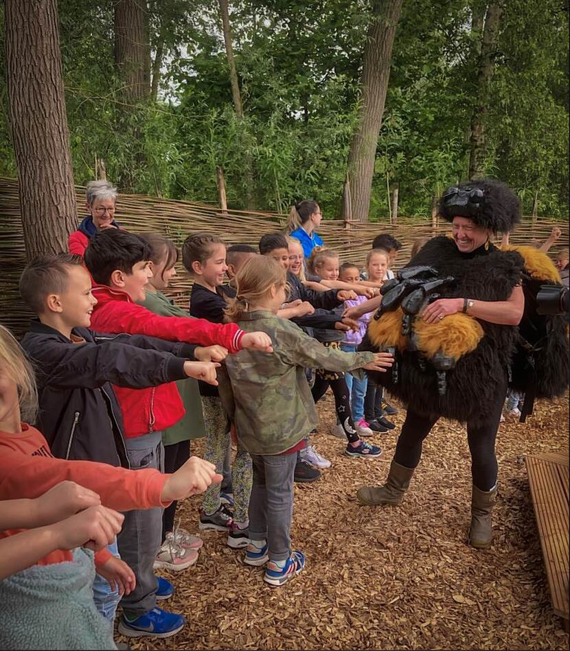 Sonne Copijn verkleed als hommelkoningin samen met een groep kinderen bij de Wilde bijen expeditie