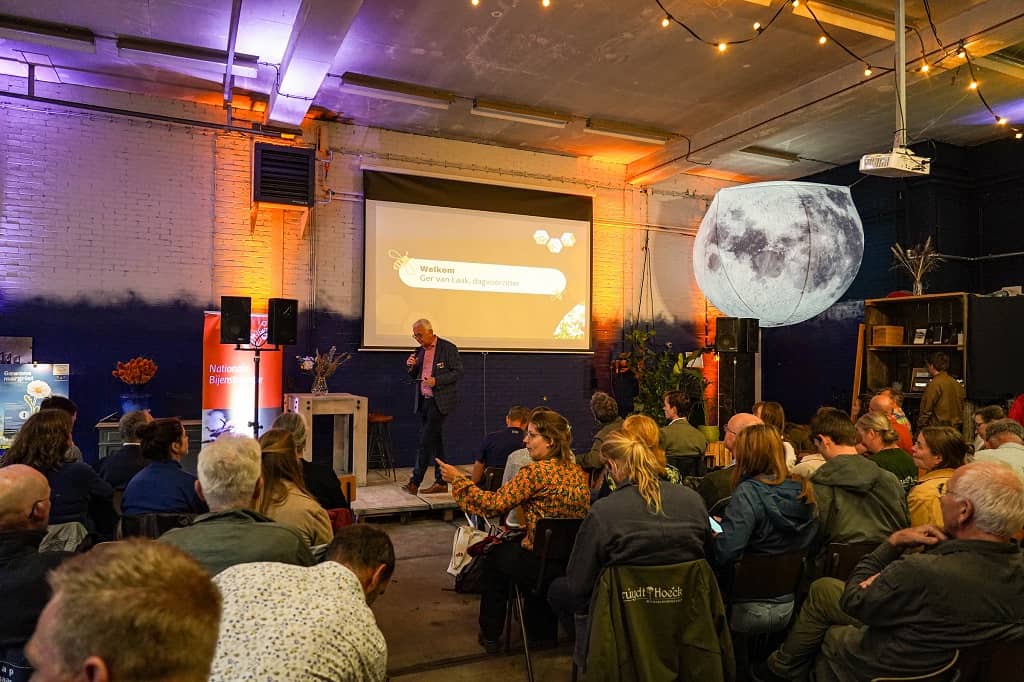 Ger van Laak heet de bezoekers welkom