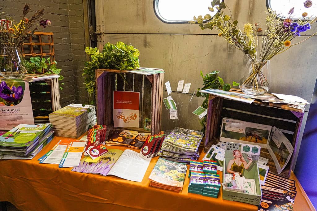 Tafel met daar op informatiemateriaal van partners