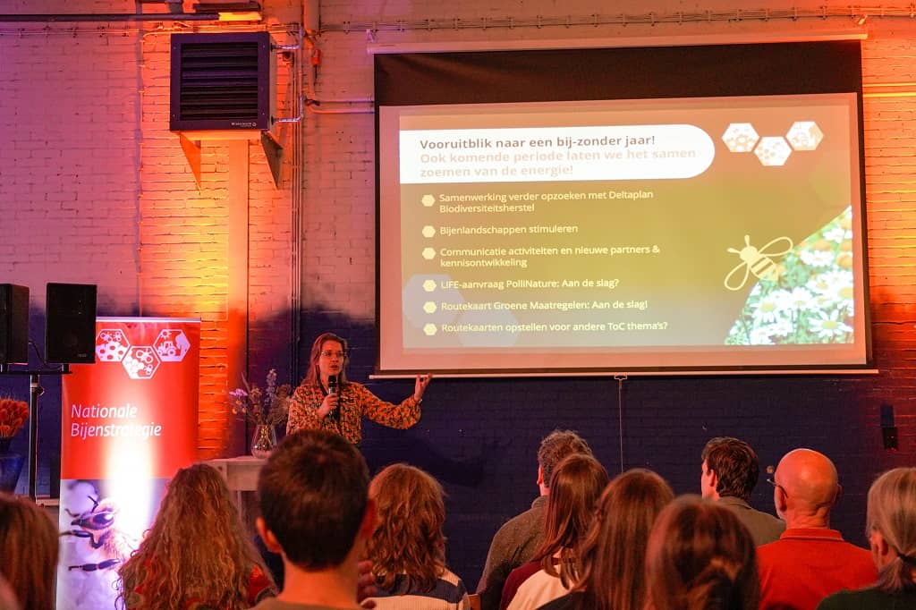 Sofia van Holsteijn licht een slide toe over de vooruitblik naar een bijzonder jaar