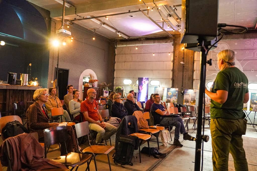 Deelnemers luisteren naar een presentatie van Cruydt-Hoeck