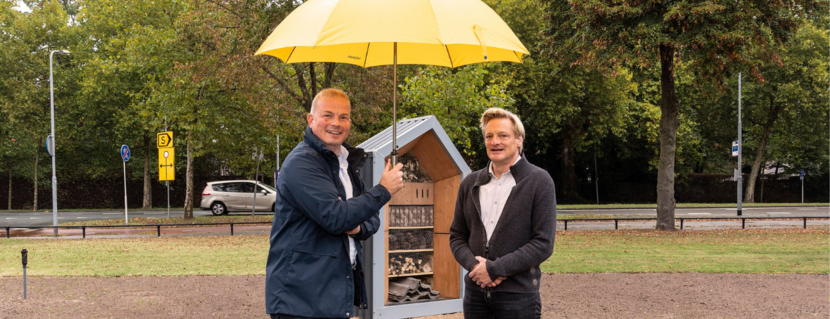 Gavin van Boekel en Raoul van Acker in de bedrijfstuin bij een insectenhotel voor bijen