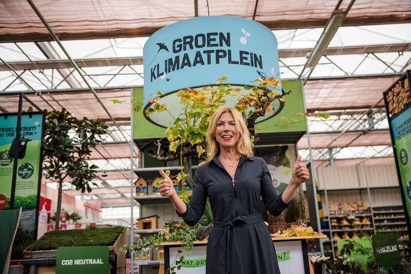 Brenda Horstra van Tuinbranche Nederland in een tuincentrum met logo van Groen Klimaatplein