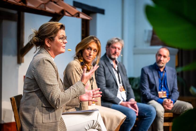 Levendige discussie tussen 4 panelleden, de minister voor Natuur en Stikstof, Christianne van der Wal-Zeggelink, Jolande Kors van bouwbedrijf Heijmans, Koos Biesmeijer van Naturalis en Albert Vliegenthart van de Vlinderstichting