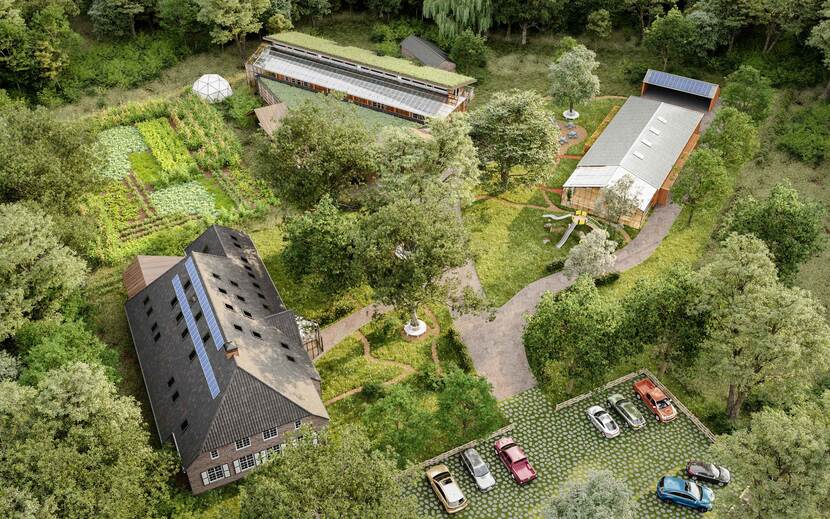 Een boerderij, een kas met groen dak en een schuur omringd door groen