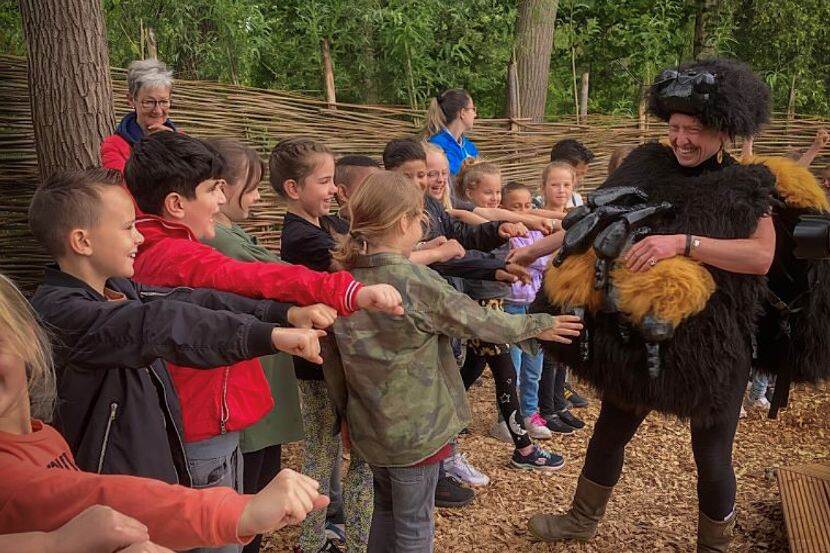 Sonne Copijn verkleed als hommelkoningin samen met een groep kinderen bij de Wilde bijen expeditie