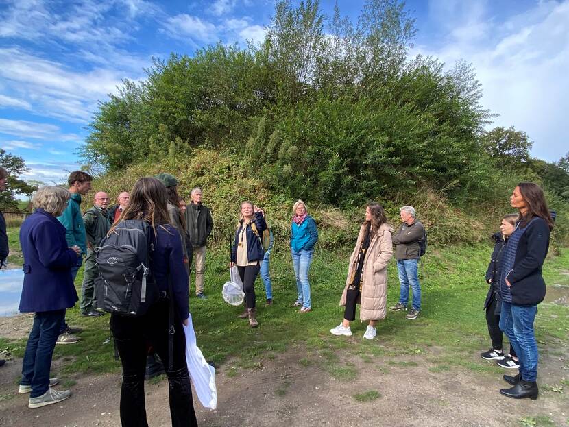 Tijdens een excursie rond het fort bij Vechten krijgen deelnemers uitleg over het landschap